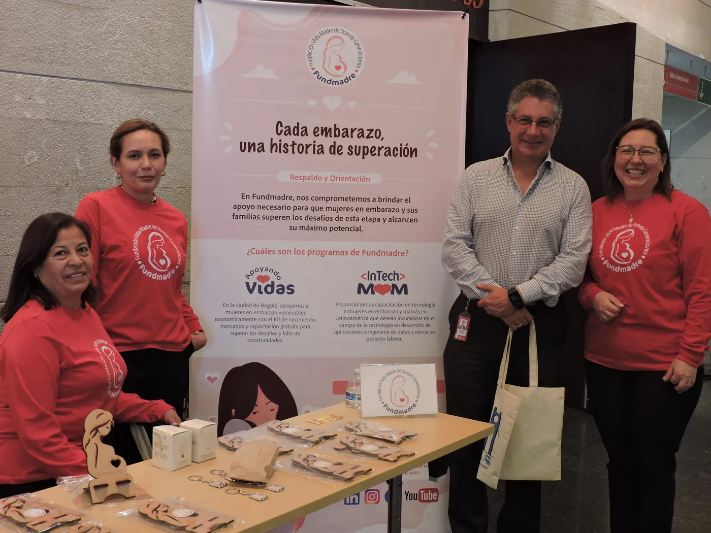 Equipo de Fundmadre e InTech MOM con Andrés Carbó en el encuentro de Google Women Techmakers